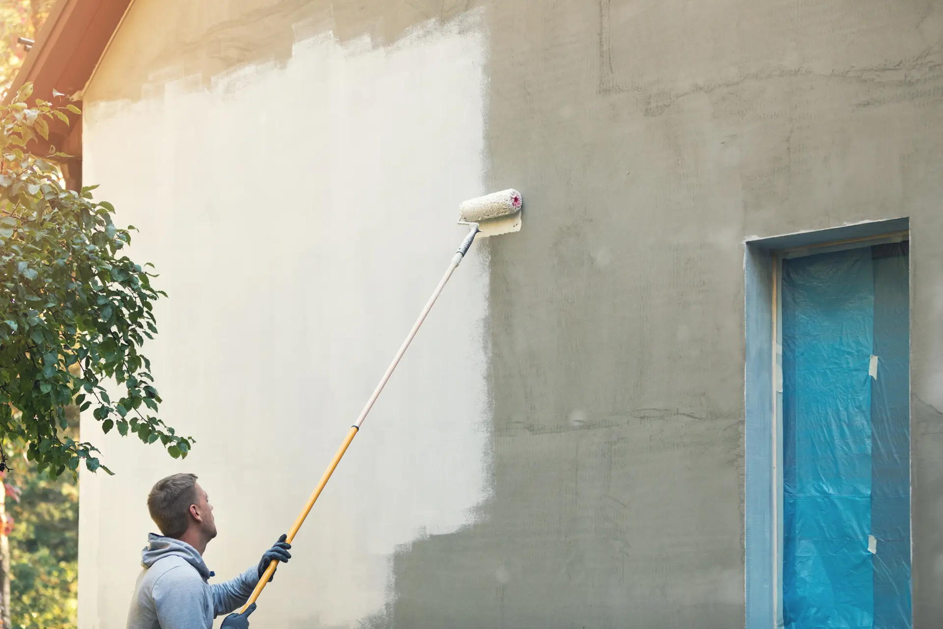 Pintor trabajando en una fachada en San Sebastián